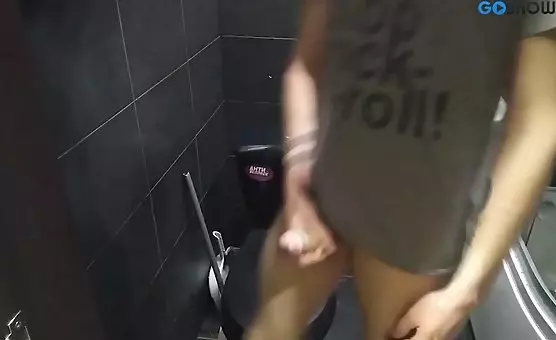 肌肉发达xnxxx videoltstrange char - HandJob in the Mens Room